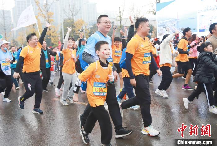 万名跑者齐聚重庆万州马拉松，领略三峡平湖冬