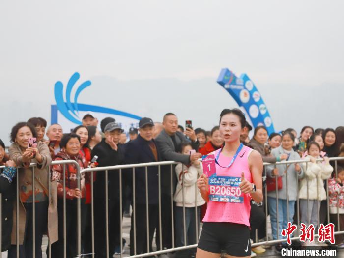 万名跑者齐聚重庆万州马拉松，领略三峡平湖冬