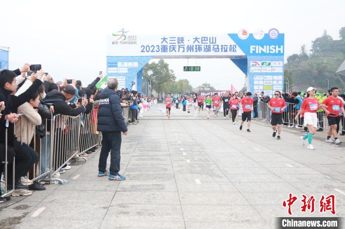 万名跑者齐聚重庆万州马拉松，领略三峡平湖冬