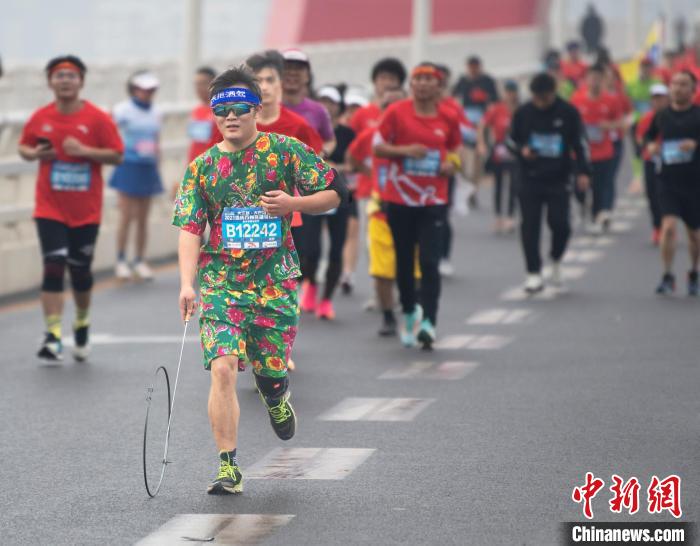 万名跑者齐聚重庆万州马拉松，领略三峡平湖冬