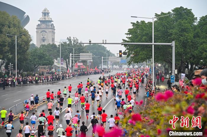万名跑者齐聚重庆万州马拉松，领略三峡平湖冬