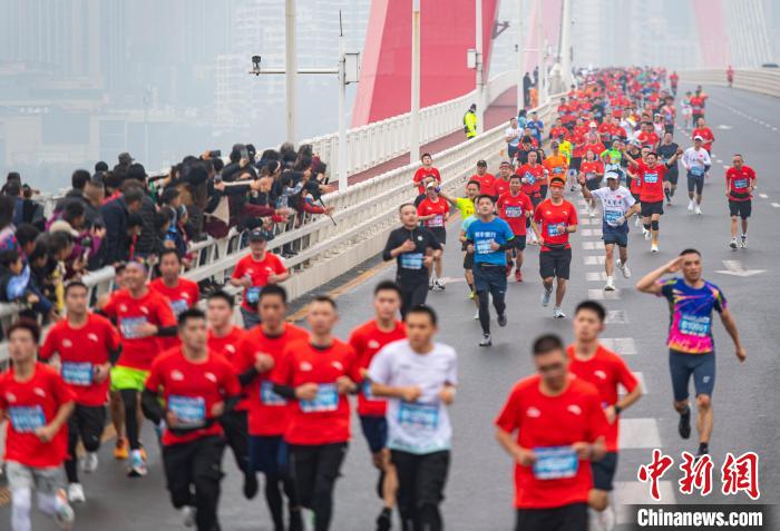 万名跑者齐聚重庆万州马拉松，领略三峡平湖冬