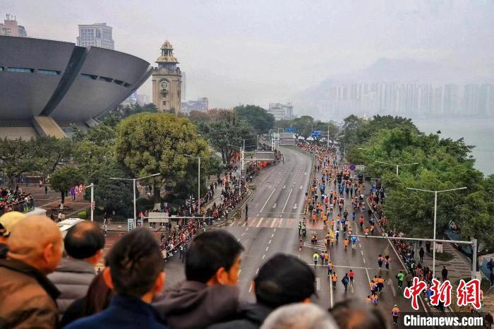 万名跑者齐聚重庆万州马拉松，领略三峡平湖冬