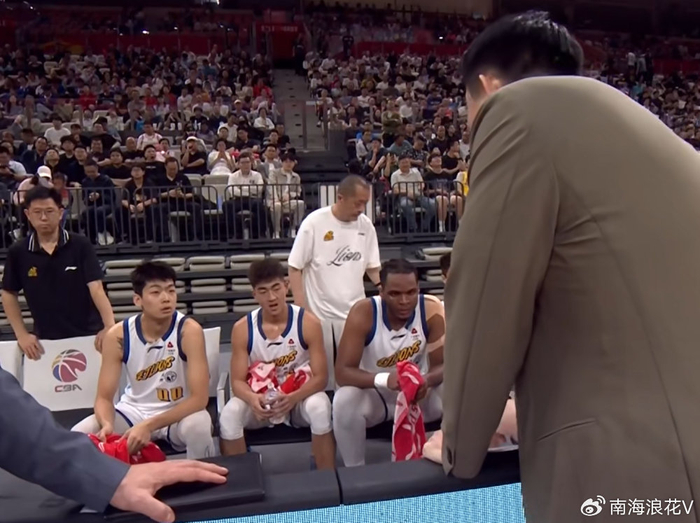 深圳队15分大胜广厦 王浩然砍32分引领进攻风暴