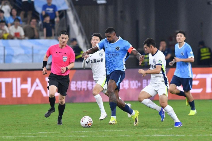 武汉三镇清明夜惨败积分转正梦碎 阿德里亚诺红