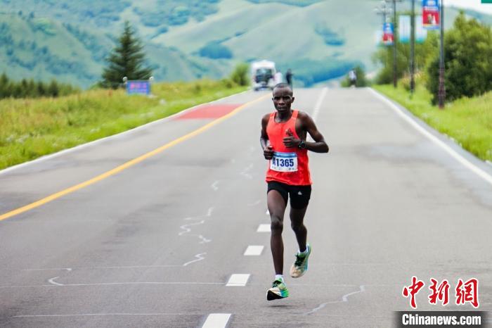 阿尔1198杯阿尔山马拉松开赛：中外选手清新开跑