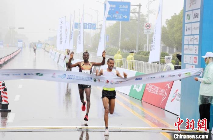 风雨中的热情未减：近三万名跑者在古城徐州汇
