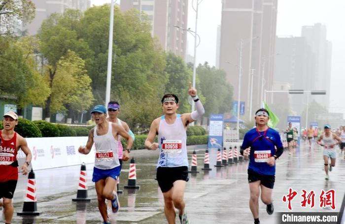 风雨中的热情未减：近三万名跑者在古城徐州汇