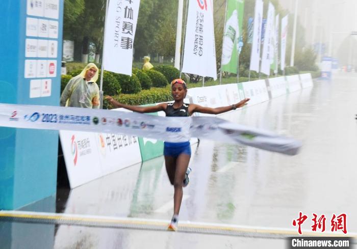风雨中的热情未减：近三万名跑者在古城徐州汇