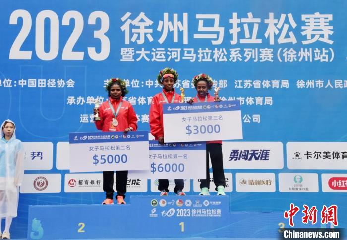 风雨中的热情未减：近三万名跑者在古城徐州汇