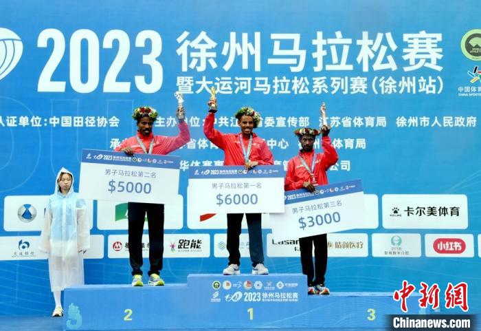 风雨中的热情未减：近三万名跑者在古城徐州汇